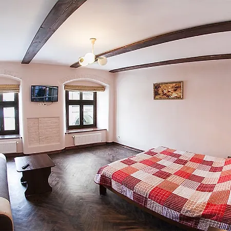 в центрі по вулиці вірменська 12 дві спальні з двуспальними ліжками є інтернет сама площа ринок Апартаменти Львів