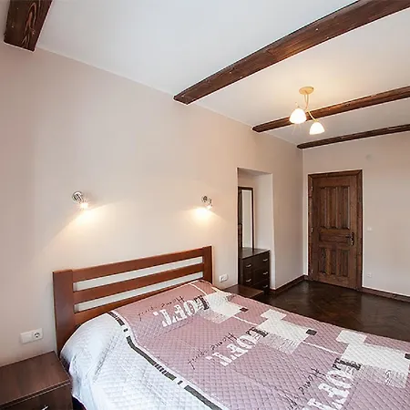 в центрі по вулиці вірменська 12 дві спальні з двуспальними ліжками є інтернет сама площа ринок 公寓 *