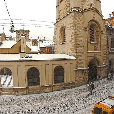 в центрі по вулиці вірменська 12 дві спальні з двуспальними ліжками є інтернет сама площа ринок 公寓 利沃夫